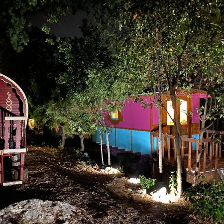 מוגין Les Roulottes De Bayama - Logement Insolite Avec Jacuzzi מראה חיצוני תמונה