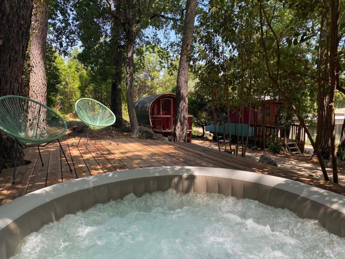 מוגין Les Roulottes De Bayama - Logement Insolite Avec Jacuzzi מראה חיצוני תמונה
