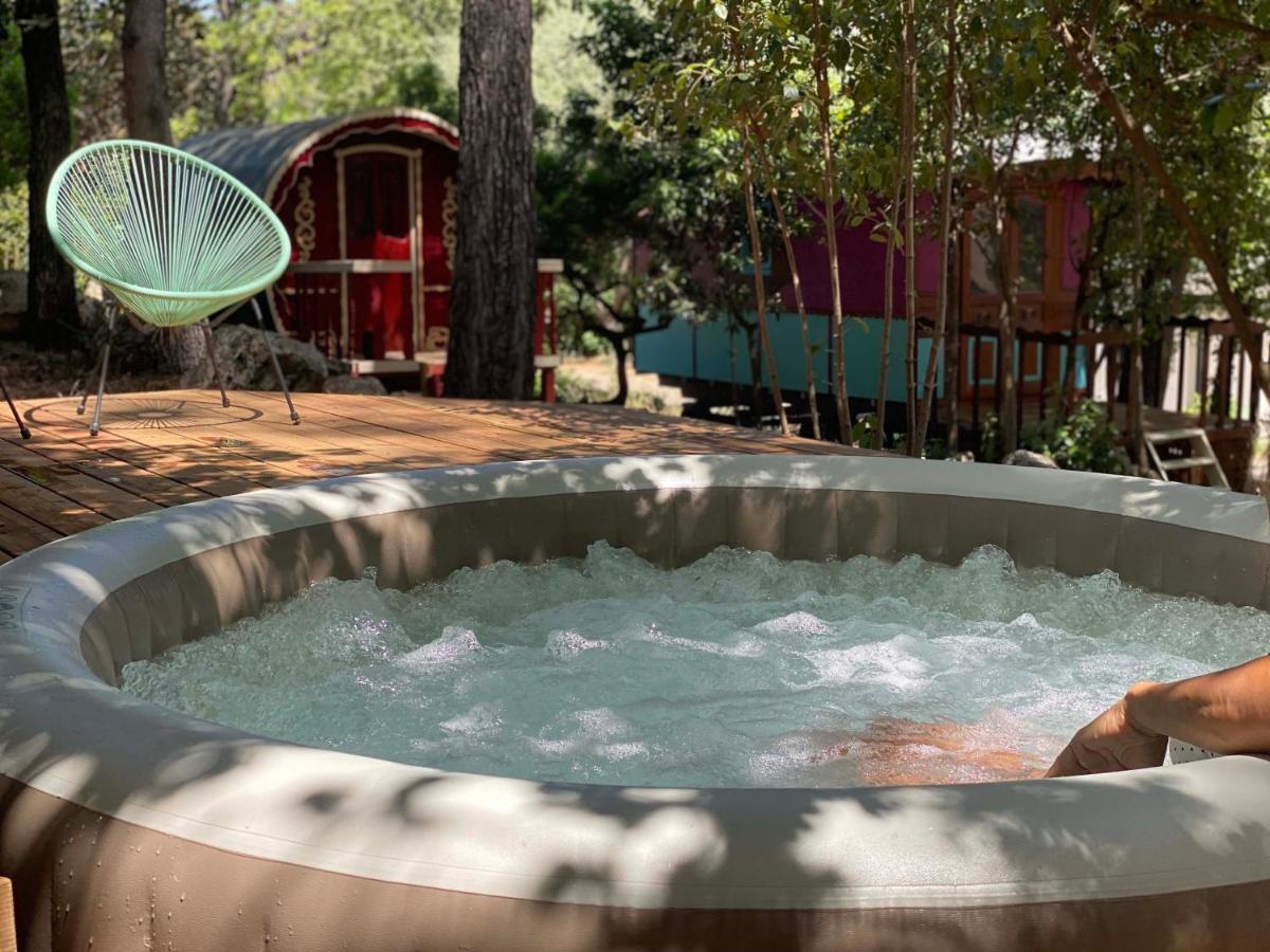 מוגין Les Roulottes De Bayama - Logement Insolite Avec Jacuzzi מראה חיצוני תמונה