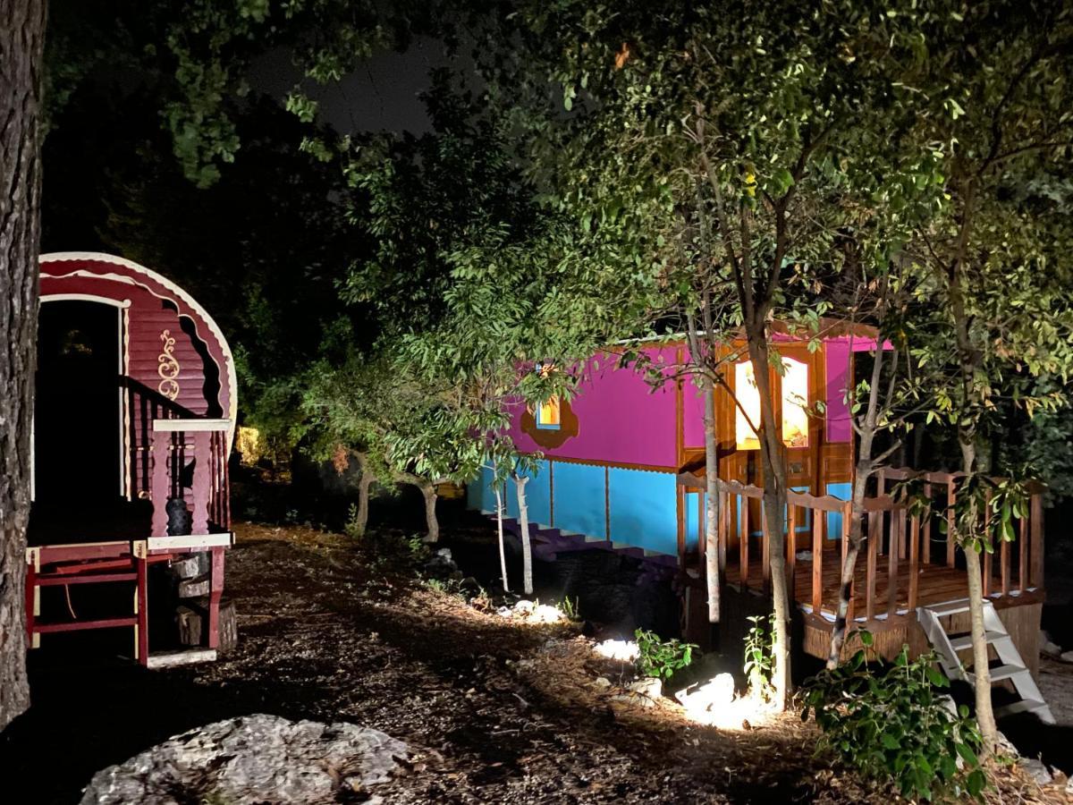 מוגין Les Roulottes De Bayama - Logement Insolite Avec Jacuzzi מראה חיצוני תמונה